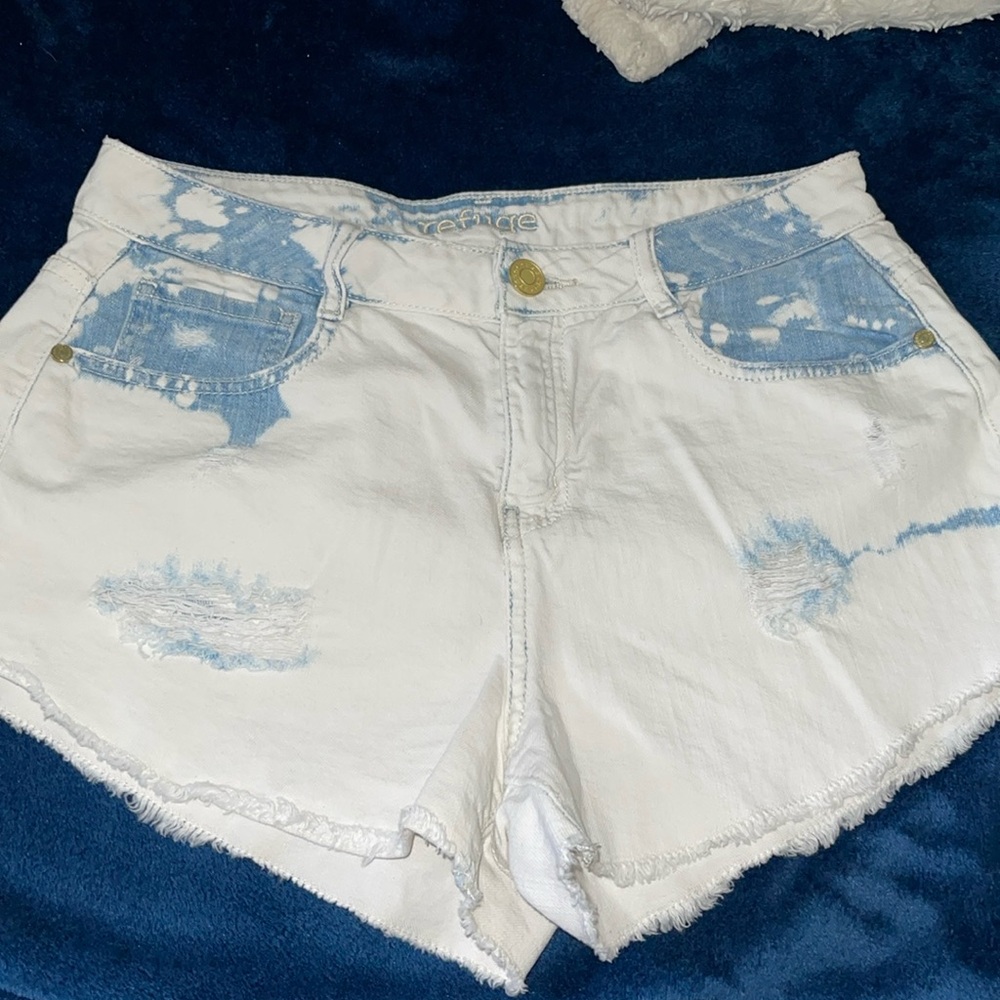 Refuge distressed, two toned acid wash jean shorts size 8